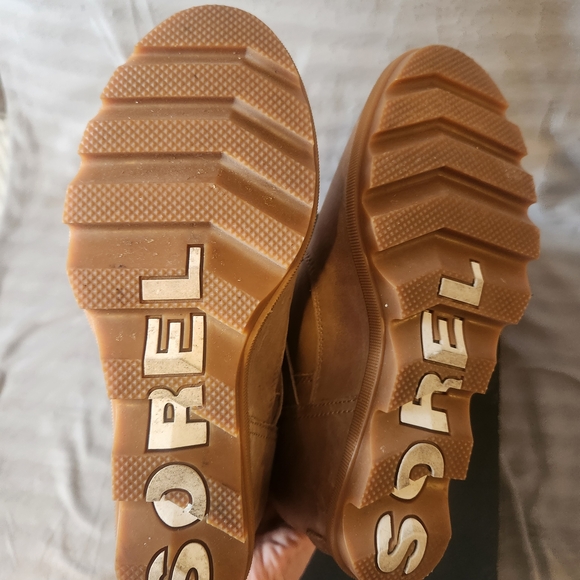 Sorel Joan Of Artic II Tan Winter Boots with Rugged Treaded Sole - Picture 7 of 9
